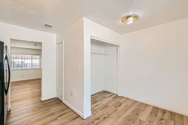 Building Photo - Stunning Remodeled Duplex with Modern Upgr...