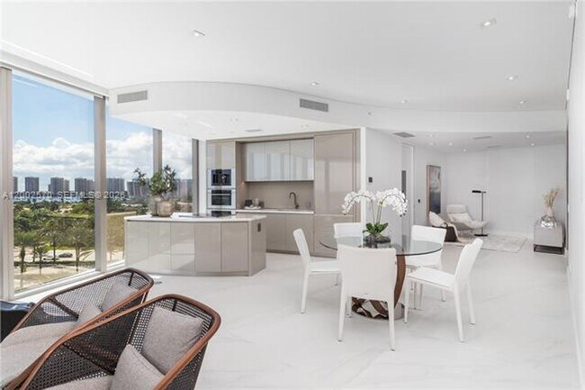 Foto del edificio - 18975 Collins Ave