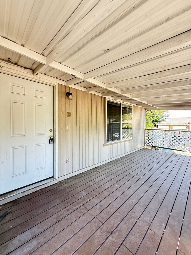 Building Photo - 330 Independence Cir