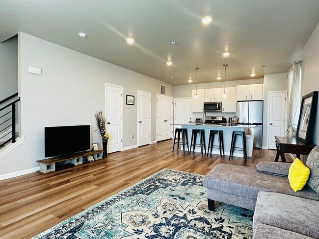Foto del edificio - Spacious and Bright Townhome Available Sep...