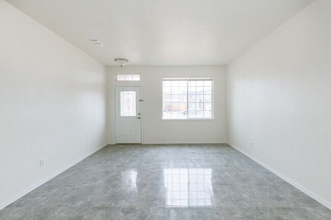 Building Photo - Half Off First Full Month's Rent! Huge 3/2...