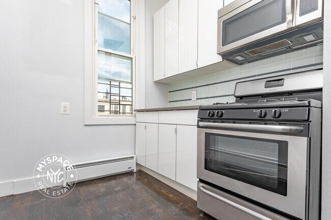 Building Photo - 16-29-29 Summerfield St