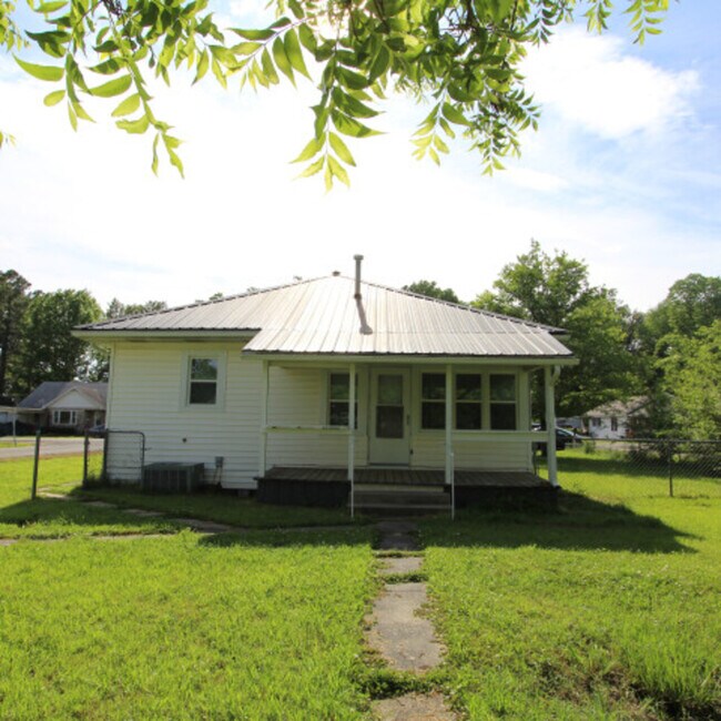 Building Photo - 702 N Sassafrass ST