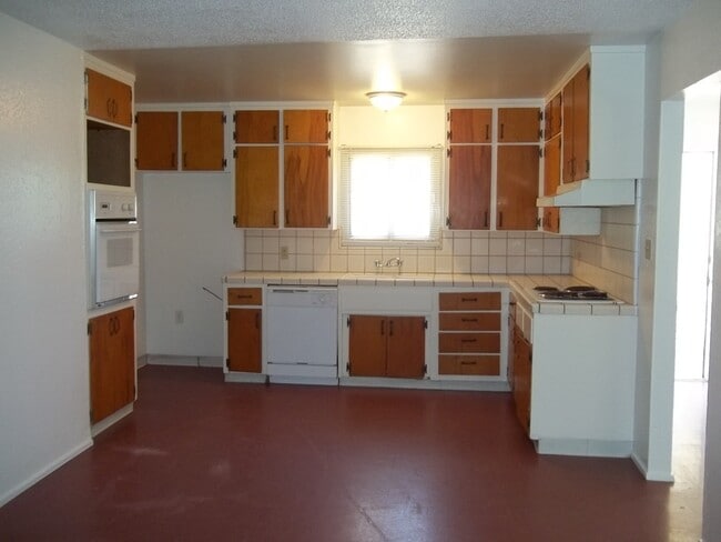 Building Photo - 3 Bedroom home in quiet older NE neighborhood