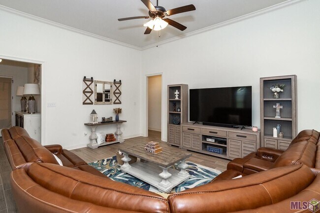 Foto del edificio - Fully Furnished!  5 bedroom, 3 bath home i...