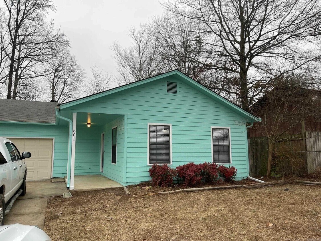 Primary Photo - 601 Lora Dr