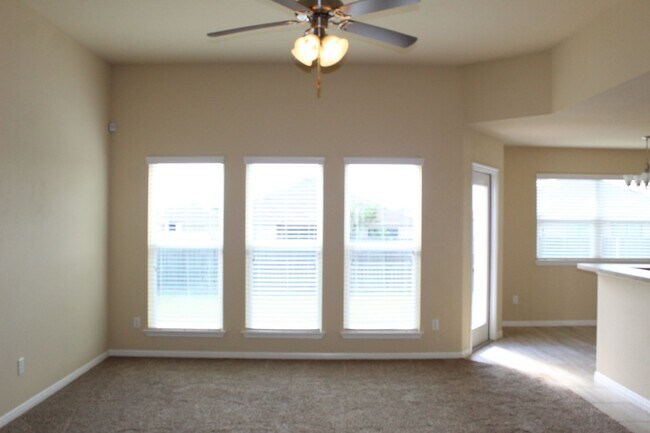Foto del edificio - ALMOST NEW, CUTE 3 BEDROOM, 2 BATH
