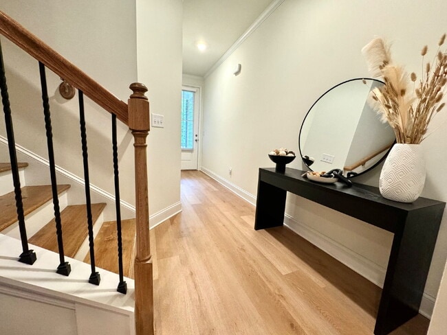 Building Photo - Like New Townhome in Flowery Branch: Immac...