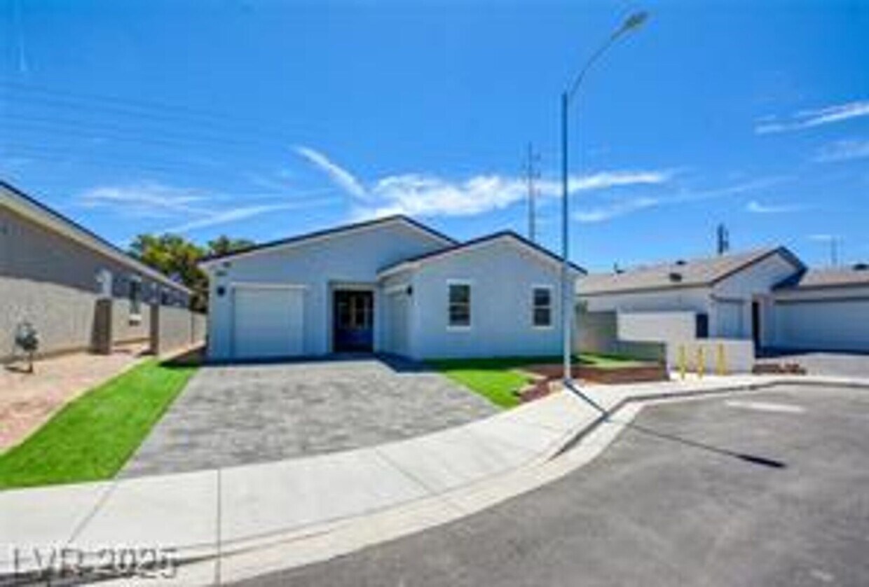Primary Photo - Beautiful 4 bedroom House