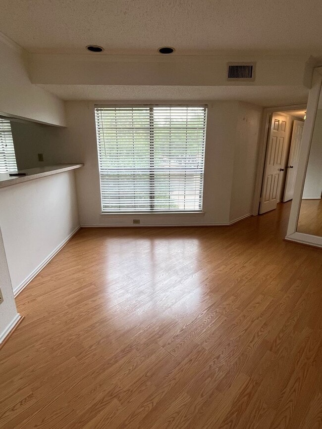 Building Photo - 16301 Ledgemont Ln