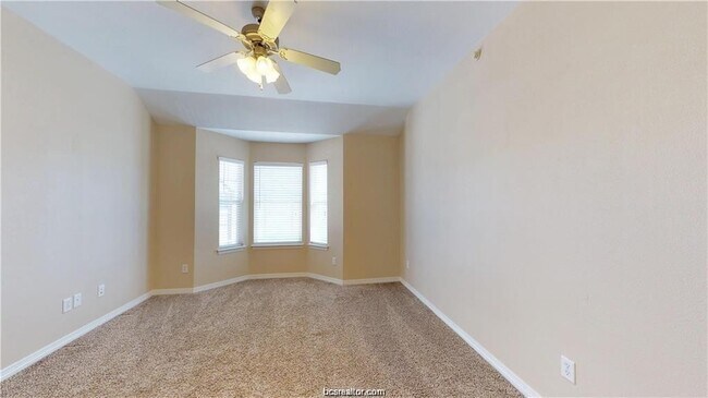 Building Photo - Lakeridge #706