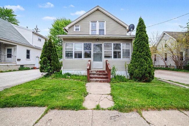 Building Photo - 1 Bedroom Rental in Saginaw $750/Month