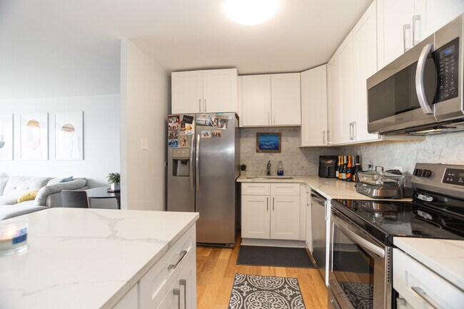 Kitchen - 3930 N Pine Grove Ave