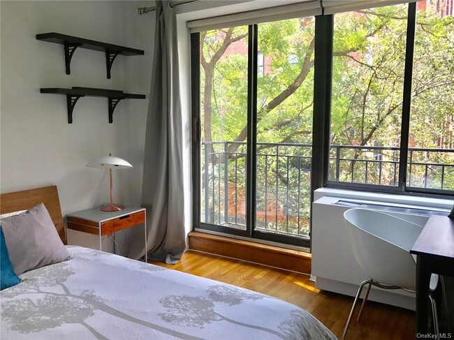 Building Photo - 306 Mott St