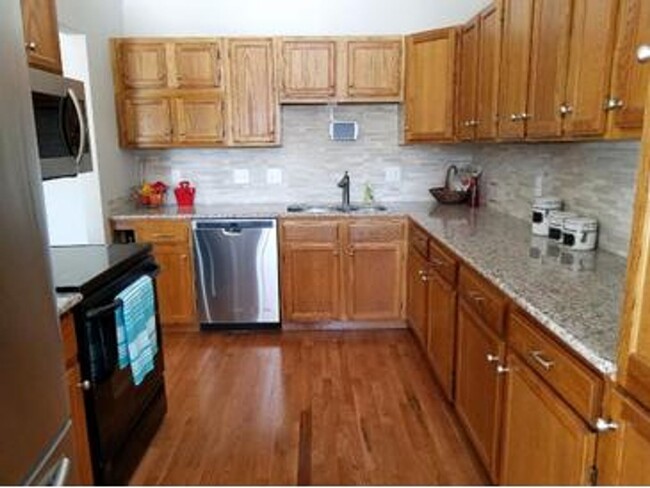 Building Photo - Beautiful Townhome with open floor plan 3 ...