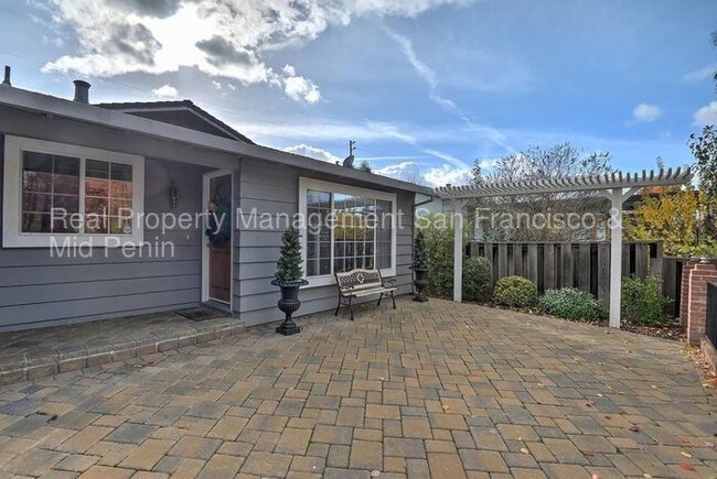 Building Photo - 834 Springfield Dr