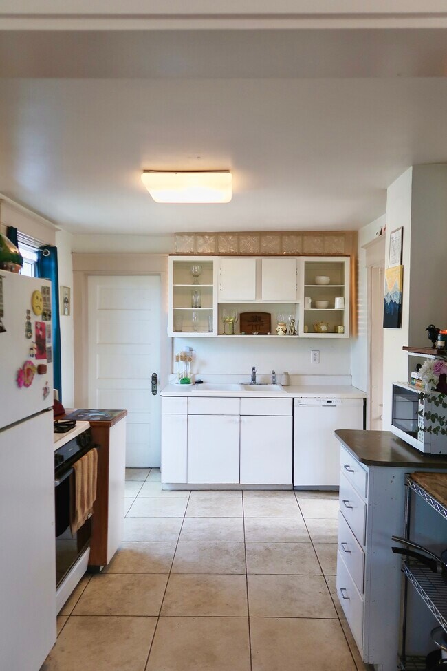 Building Photo - 215 Grove St