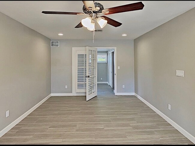 Building Photo - 420 E Tulane Dr