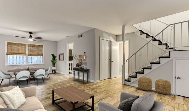 Building Photo - Charming Town Home Available August 12th.
