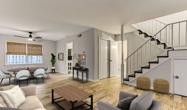 Foto del edificio - Charming Town Home Available August 12th.