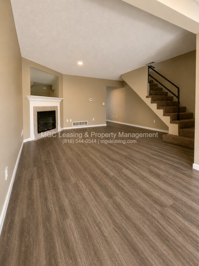 Building Photo - Spacious Townhome Near Shopping, Parks & Highways