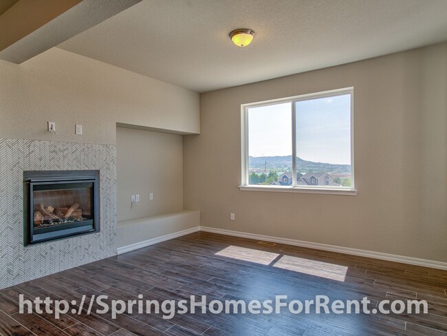 Foto del edificio - Rockrimmon Townhouse with Two Car Garage