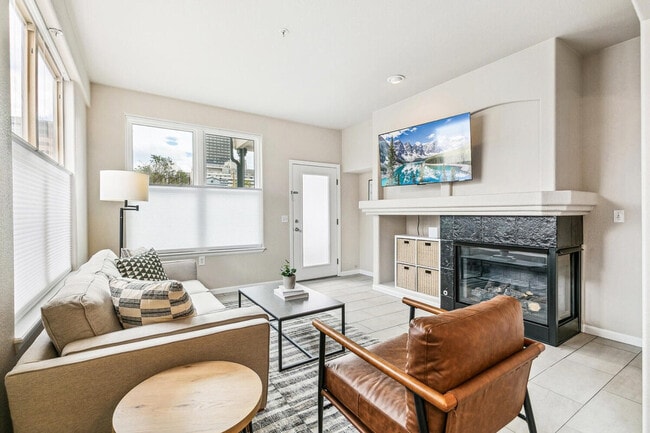 Building Photo - 1727 Pearl St