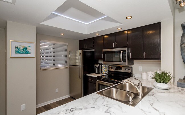 Modern Luxury Kitchen 3 - 1002 Windsong Cir