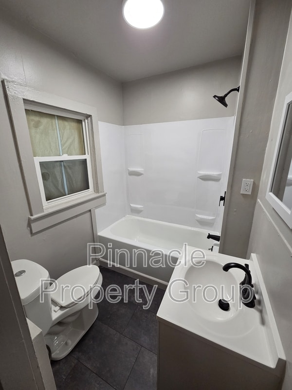 Building Photo - 832 N Leroy St