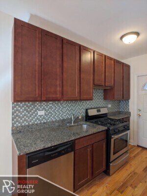 Primary Photo - 630 W Cornelia Ave
