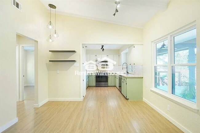 Building Photo - Updated home in Bedford! Ready for move-in