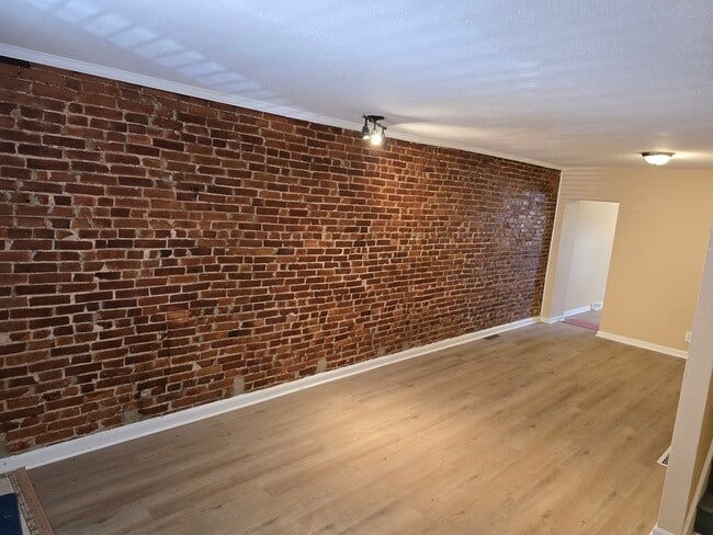 Building Photo - 402 N Franklin St