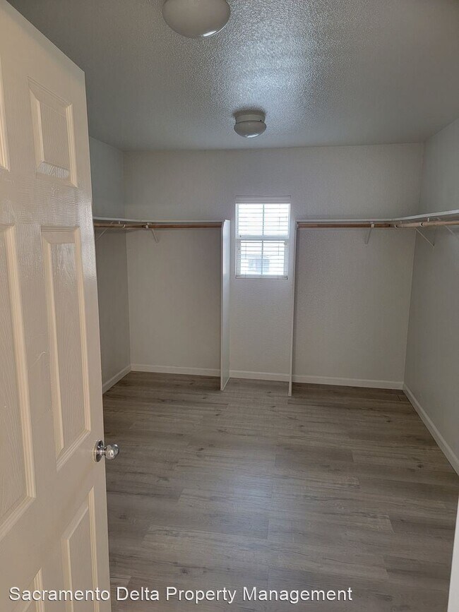 Building Photo - 4 br, 2.5 bath House - 2922 Ottumwa Drive ...