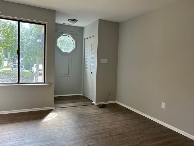 Building Photo - Beautiful 1 bedroom, 1 bathroom Condo -- R...