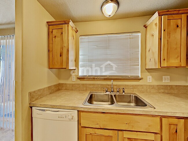 Foto del edificio - 2132 E Third Street