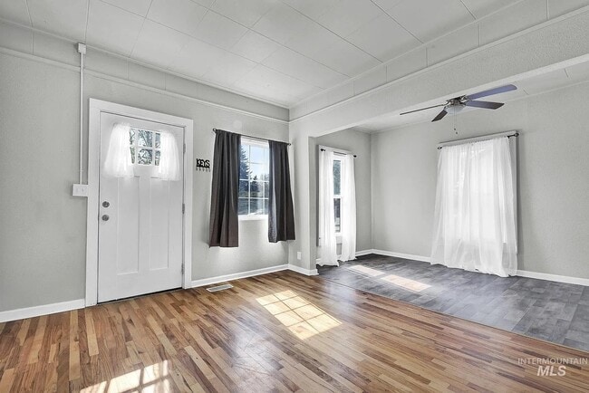 Building Photo - 155 N 11th E St