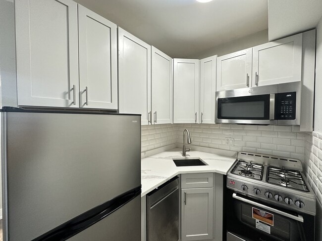 Building Photo - 545 W Belmont