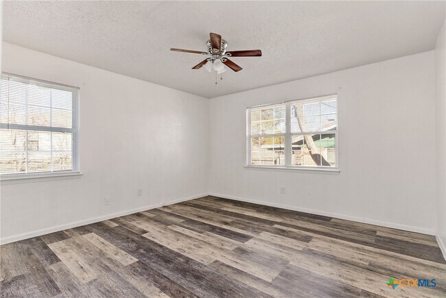 Foto del edificio - 1203 Hughes Ave
