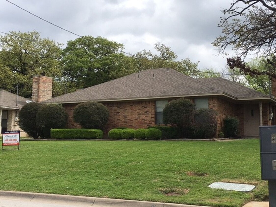 Primary Photo - Duplex - 2 Bedroom/2 Bath /2 Car Carport