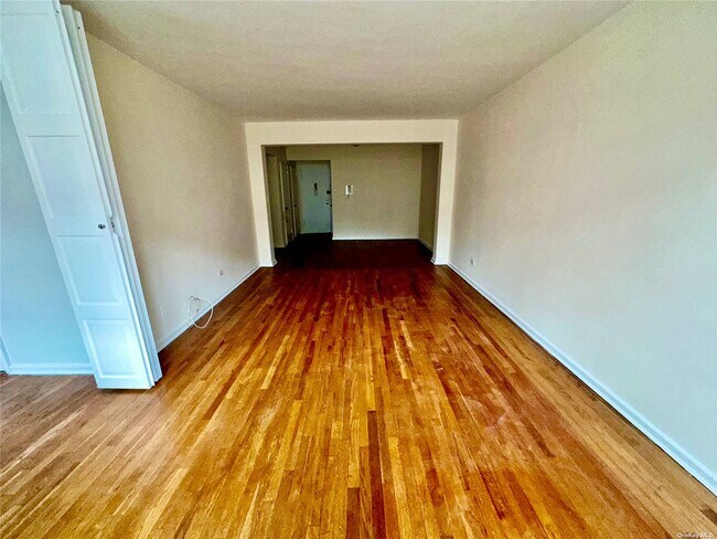 Foto del edificio - 112-20 72nd Dr