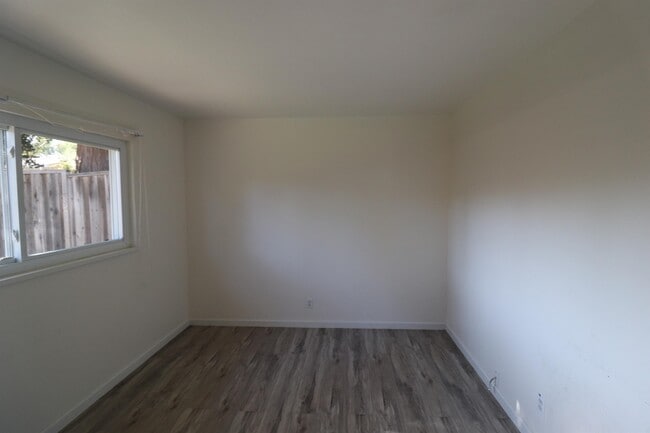 Building Photo - 1086 Springfield Dr