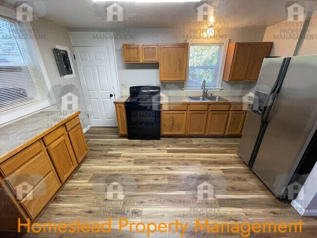 Building Photo - Cute as a button! Two blocks from WOU and Historical downtown Monmouth!