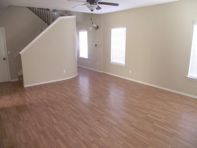 Building Photo - Sandstone Ranch Estates 4Bed/2.5bath Refri...