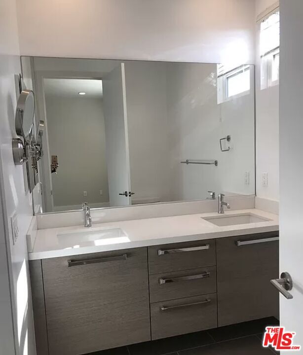 Foto del edificio - 5632 Hazeltine Ave