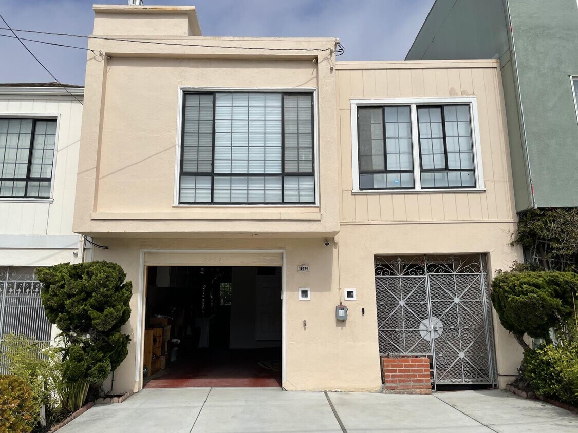 Primary Photo - 2262 42nd Ave