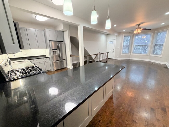 Foto del edificio - 2700 N Ridgeway Ave