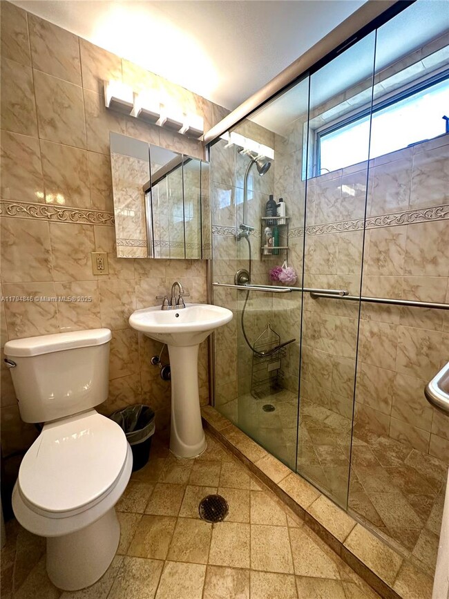 Foto del edificio - 4730 Pine Tree Dr