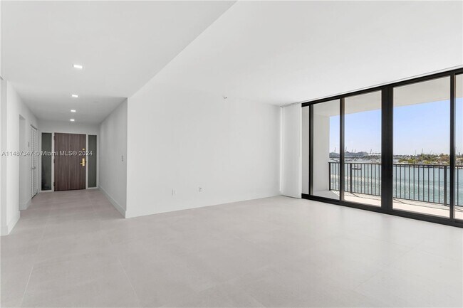 Building Photo - 1000 Venetian Way