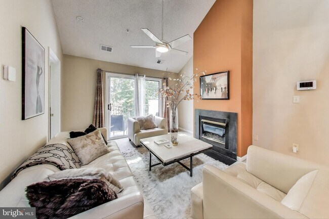 Building Photo - 10021 Vanderbilt Cir