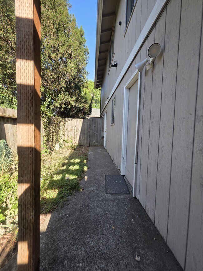 Building Photo - 954-MHH954 Capitol St NE